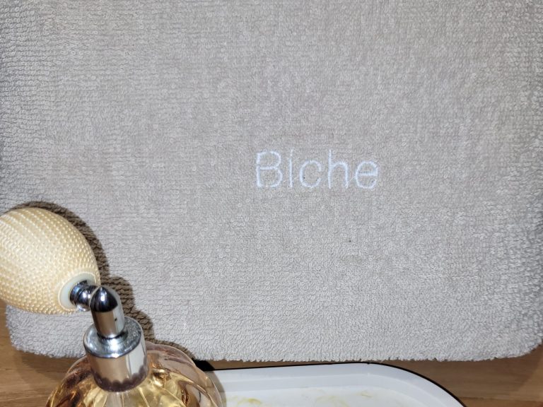 présentation d'une serviette brodée "Biche" 