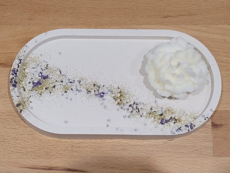 bougie à la cire de soja coulée dans son pot en jesmonite.
